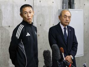 取材陣に対応する中野幸夫社長(右)と寺川能人強化本部長=25日、デンカビッグスワン