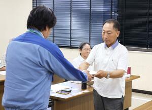 東京電力柏崎刈羽原発の再稼働方針の撤回を求めた市民団体の申し入れ=24日、柏崎刈羽原発