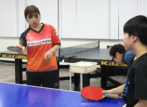 「つばめ卓球教室」で指導に当たる田巻美帆さん(左)=燕市仲町3