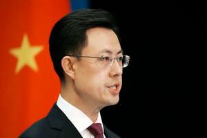 記者会見する中国外務省の郭嘉昆副報道局長=21日、北京(共同)