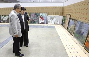 日本画部門の作品審査=5月21日、新潟市中央区万代島の朱鷺メッセ