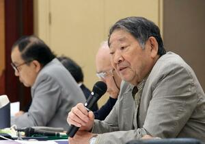会見で控訴への思いを語る原告団長の皆川栄一さん=4月27日、新潟市中央区