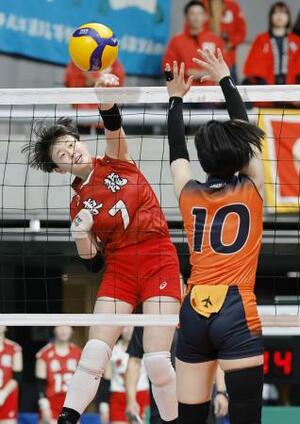 　日本航空―東九州龍谷　第２セット、スパイクを放つ東九州龍谷・兼武＝東京体育館