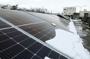 太陽光パネルの角度を変えて雪の落ち方や発電量を調べている実証実験=長岡市寿3
