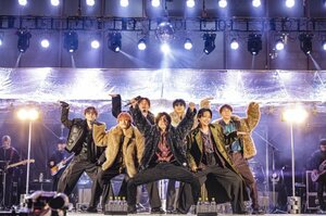 初のフリーライブ「WEST. Special Street Live」の模様