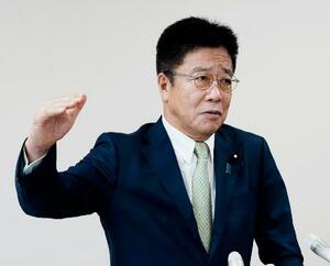 記者団の取材に応じる加藤財務相=8日午後、津市