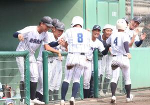新潟産大付-村上桜ケ丘 二回、生還した走者2人を笑顔で迎える新潟産大付の選手たち=新発田市五十公野
