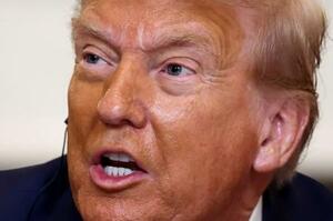 ワシントンのホワイトハウスでアフリカ諸国の首脳と会談するトランプ米大統領=9日(ロイター=共同)