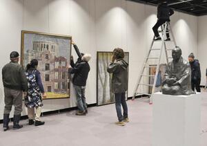 出品者が展示作業を進めた南魚美術協会会員展=10日、南魚沼市浦佐