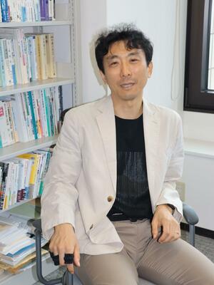 相次ぐ受賞を喜び、続編への意欲を語る赤神諒さん=東京都