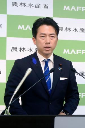 閣議後、記者会見する小泉農相=8日午前、農水省