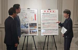 北海道の鈴木直道知事(左から2人目)から大雪に関する緊急要望を受ける高市首相=28日午後、札幌市