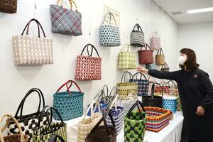 新潟日報カルチャースクール長岡教室の作品展の展示作業=30日、長岡市千歳1