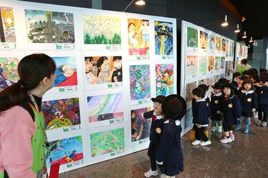 描くのも見るのも楽しすぎ♪ステキな作品に園児たち歓声！新潟県