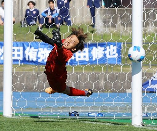 新潟医福大－ＪＳＣ　ＪＳＣのＧＫ小窪太斗がＰＫ戦の５本目を止める＝５月１０日、新発田市
