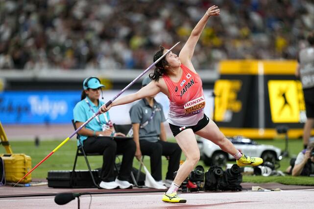 女子やり投げ予選　北口榛花の２投目＝国立競技場