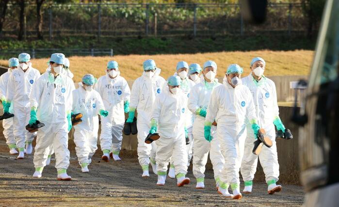 作業のため、現場へ向かうバスに乗り込む県職員＝４日、胎内市