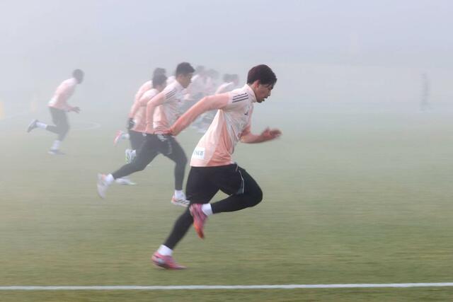 霧が発生した練習場＝宮崎県都城市