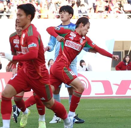 後半３７分、１点差とするゴールを決め駆け出すＭＦ笠井佳祐＝２０２６年３月２０日、新潟市中央区のデンカビッグスワンスタジアム