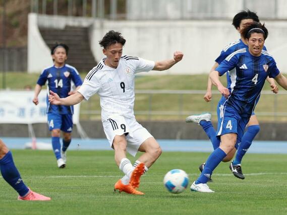 前半、新潟医福大のＦＷ吉田晃盛（９）がシュートを決め、１－０＝新発田市五十公野運動公園陸上競技場