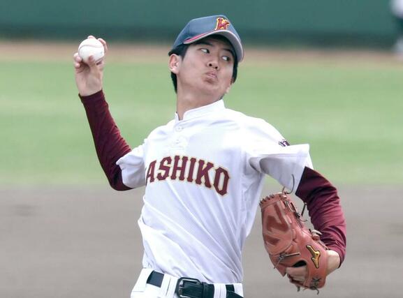 柏崎工－小出　柏崎工の先発棚橋颯太＝２８日、長岡市悠久山球場