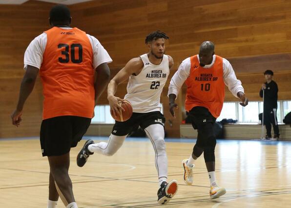 アウェー東京Ｚ戦に向け練習する新潟の選手ら＝１０月３０日、長岡市の中之島体育館