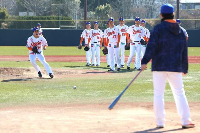 ノックを受ける投手陣＝静岡県伊豆市