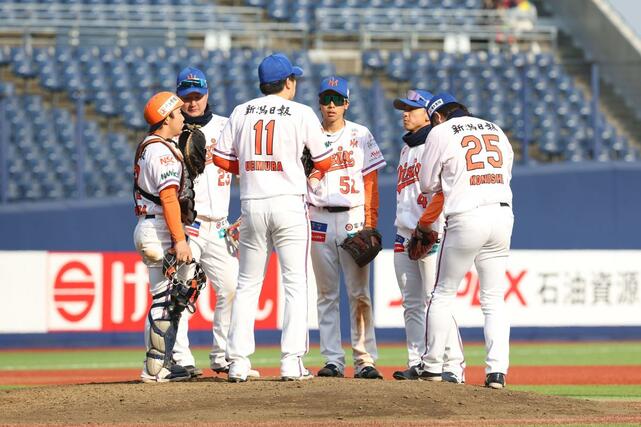 楽天－オイシックス　９回表、ピンチでマウンドに集まる新潟の選手たち＝エコスタ