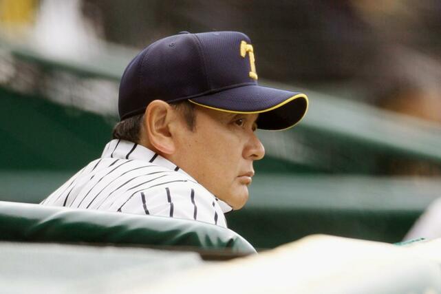 戦況を見つめる帝京長岡の芝草宇宙監督＝２３日、阪神甲子園球場