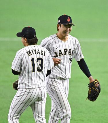 ５回途中、降板時に笑顔の高橋宏。左は宮城＝東京ドーム