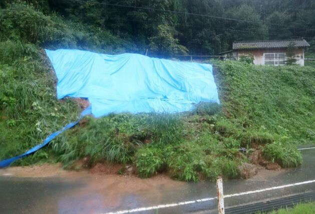 幅約10メートルにわたり崩落した住宅地裏の斜面=9月21日、村上市松山