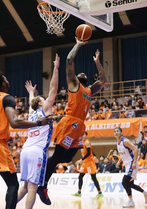 新潟－湘南　第４クオーター、フェルプスが決めて７４－６４＝新潟市鳥屋野総合体育館