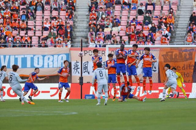 Ｊ１新潟－福岡　前半、福岡に直接ＦＫを決められ、先制を許した新潟＝デンカビッグスワン