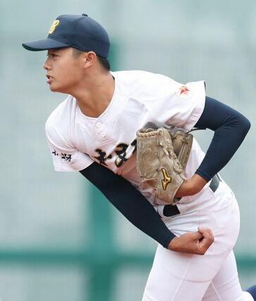 ８回から登板した日本文理のエース染谷崇史＝富山市民球場