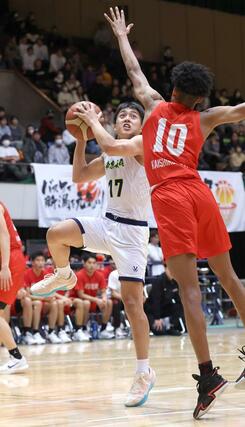 男子決勝リーグ　帝京長岡－開志国際　第３クオーター、シュートを放つ帝京長岡の原優心＝新潟市体育館