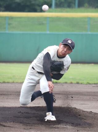 新潟江南－三条東　三条東の先発、小林佑輔＝新発田市五十公野運動公園野球場