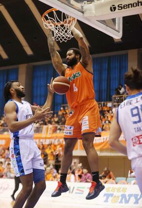 新潟－湘南　第３クオーター、ダンクシュートするフェルプス。４６－４４＝２５日、新潟市中央区の鳥屋野総合体育館