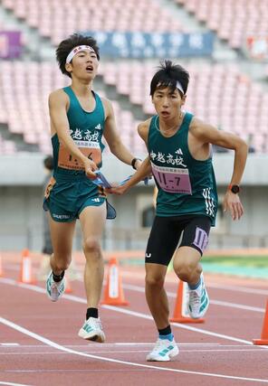 男子　中越の６区保坂玲弥（左）がアンカー星野愁につなぐ＝ビッグスワン