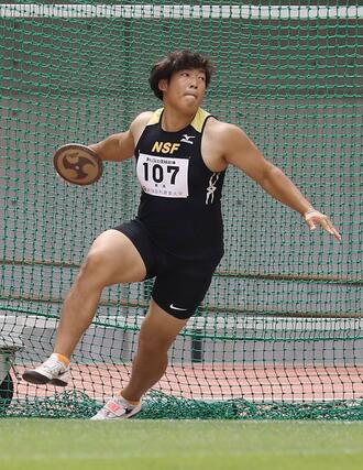 男子円盤投げで優勝した田邉琉輝(新潟産大付)=デンカビッグスワン