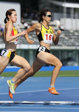 成年女子８００メートル決勝　４位に入賞した山田はな（わらべや日洋・（１６））＝滋賀県彦根市