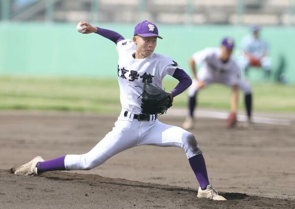 東京学館の先発・小川晴翔＝９月６日、新発田市五十公野公園野球場
