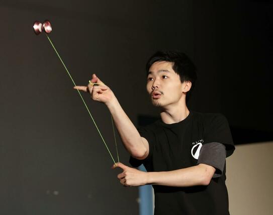 ヨーヨーコンテストで技を披露する出場者＝２０日、長岡市大手通１