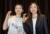 　１期生の森美恵（左）と笑顔でポーズを取る菊池由美子＝２０２６年３月、岩手県釜石市