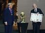 　サッカーＷ杯北中米３カ国大会の組み合わせ抽選会で、トランプ米大統領（左）の「平和賞」受賞を発表するＦＩＦＡのインファンティノ会長＝２０２５年１２月、米ワシントン（共同）