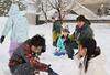雪遊びで交流を深めた宮古島市城辺地区と上越市板倉区の子どもたち=2月7日、上越市板倉区針