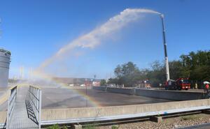 石油コンビナートの自衛防災組織の消火技術を競うコンテストの審査＝新潟市北区太郎代のＭＧＣターミナル新潟事業所