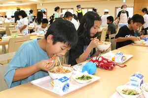 深雪なすを使った給食を食べる湯之谷小の児童=魚沼市七日市新田
