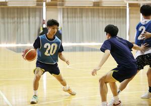 強豪ひしめくトップリーグに向け、練習に汗を流すチーム主将の清水天太(左)=20日、長岡市
