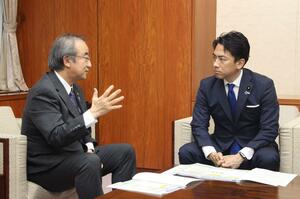 小泉進次郎農相(右)に要望内容を説明する花角英世知事=12日、東京・霞が関の農林水産省