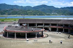 　保全工事が始まった宮城県石巻市の震災遺構・旧大川小校舎＝１１日午前